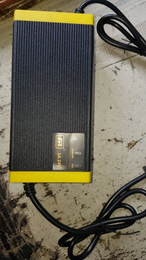 24v 3A Charger Lithium ion BATTERY  - Black and Yellow, Normal