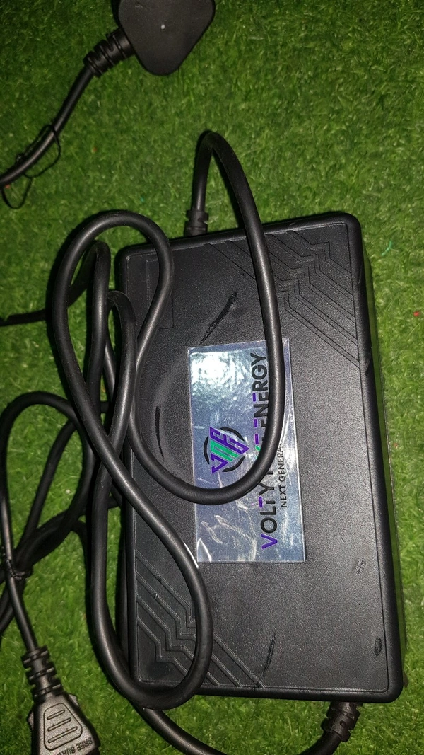 60v 24ah Lithium BATTERY Charger  - Black, Normal