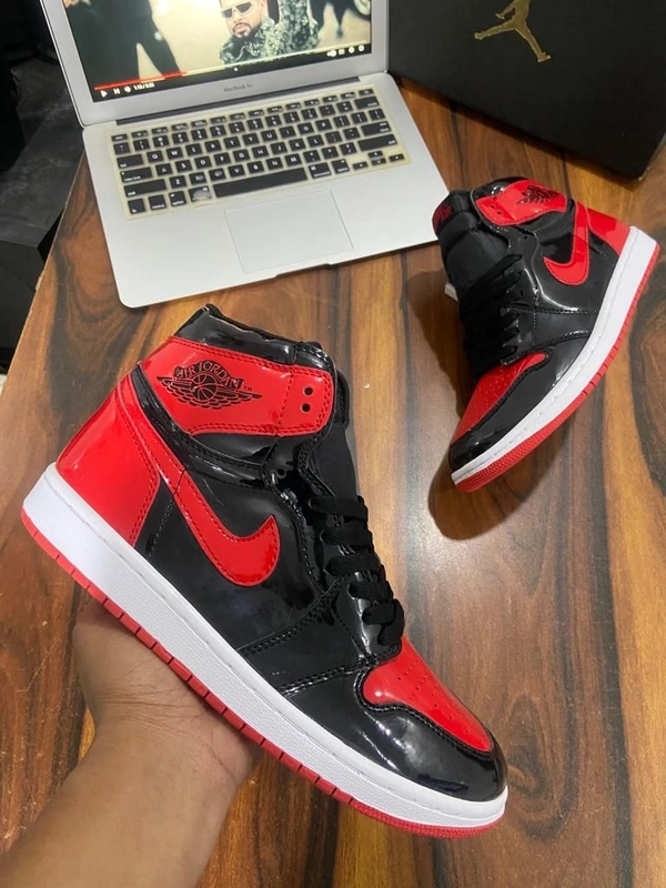 Air Jordan 1 Retro High ‘Patent Bred - 44uk9