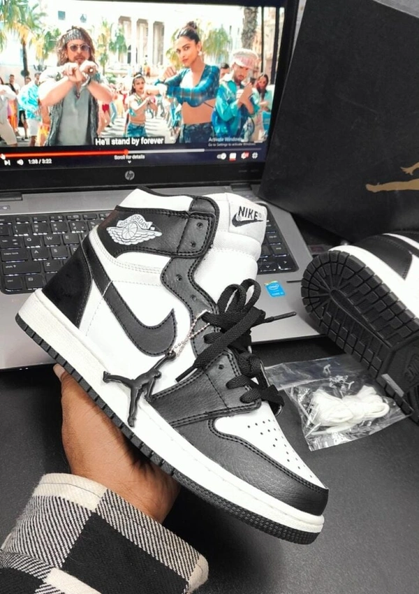 air jordan 1 panda shoe - 42uk8
