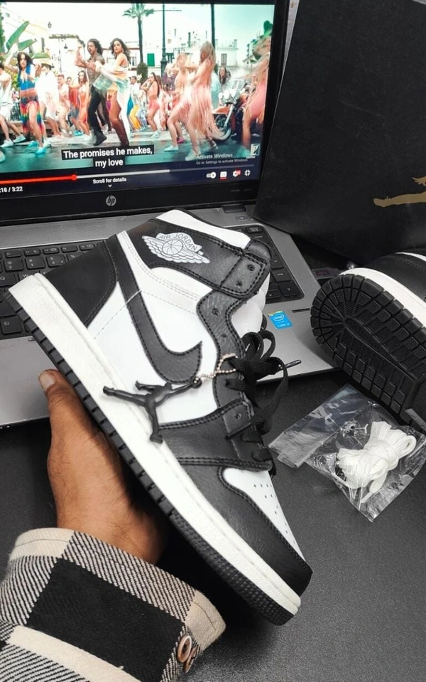 air jordan 1 panda shoe - 42uk8