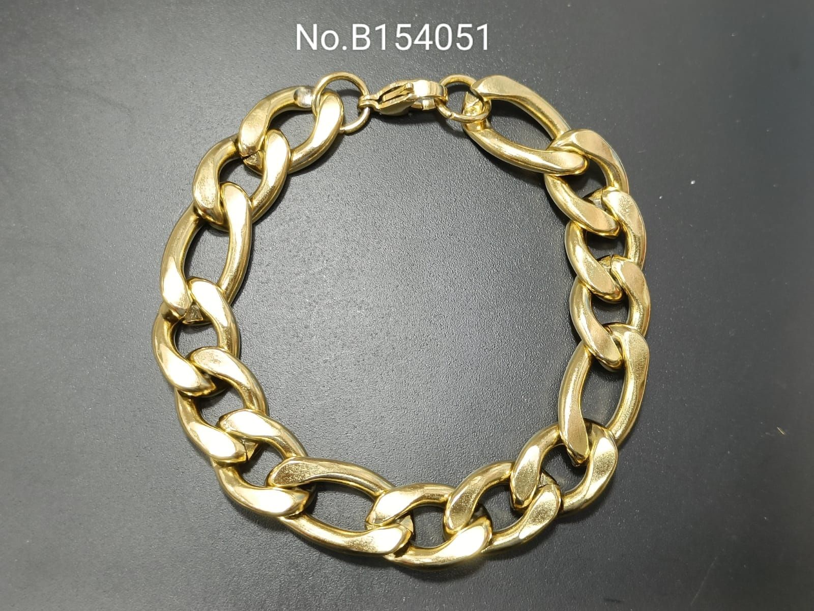 10K Hollow Gold Beveled Figaro Chain Bracelet - 7.5
