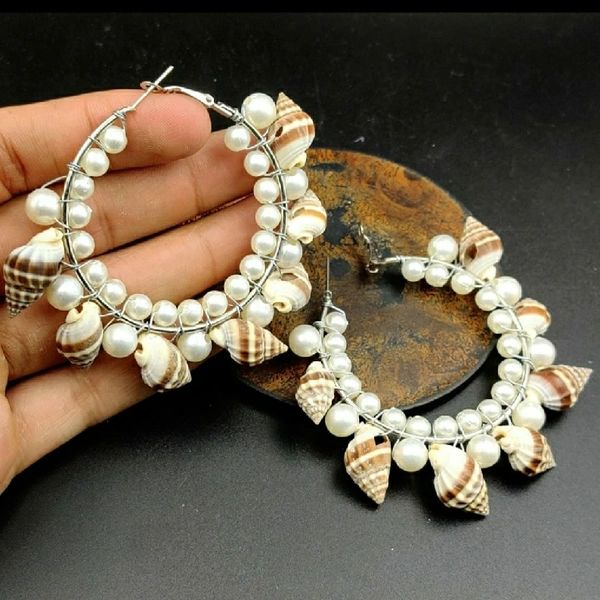 White Ball Shell Earing