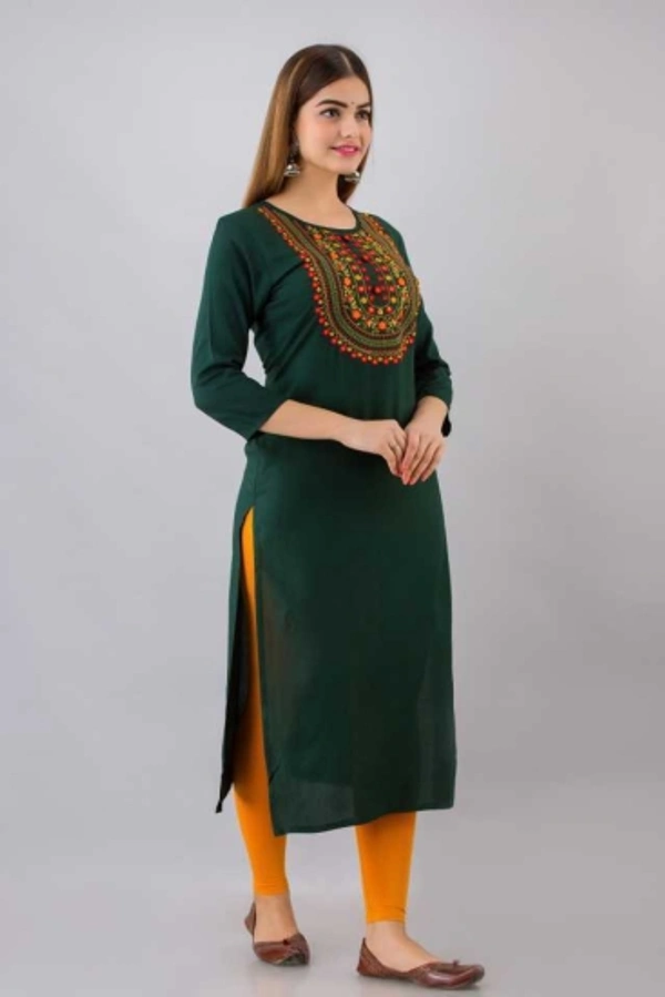 Women Embroidered Kurta - M