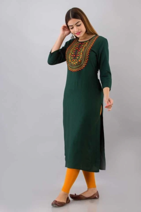 Women Embroidered Kurta - M