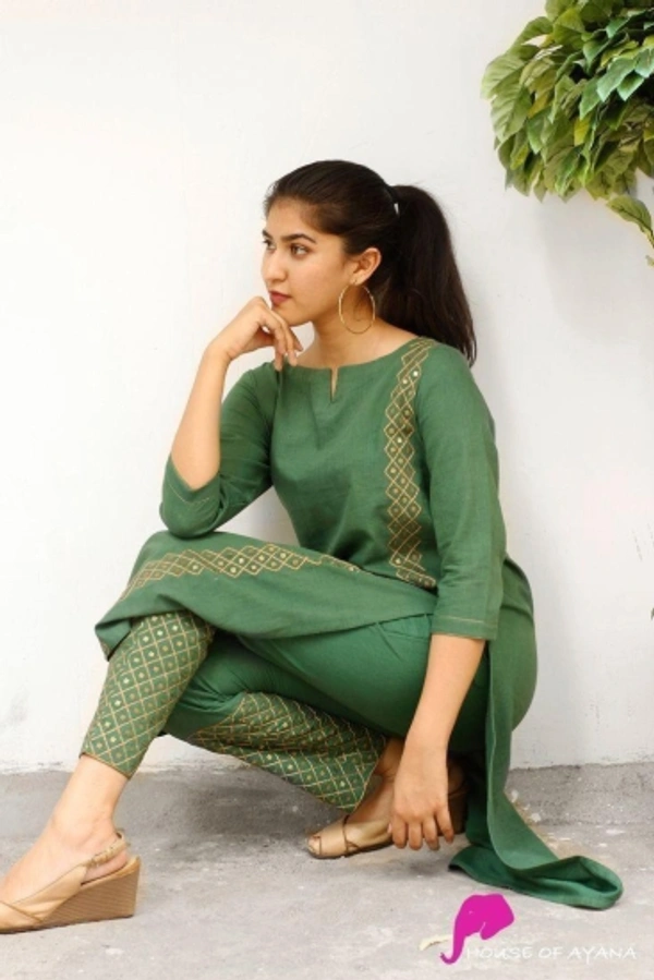 Women Kurta and Pant Set - M