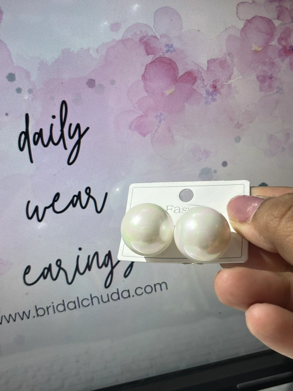 Bold Pearl stud - White