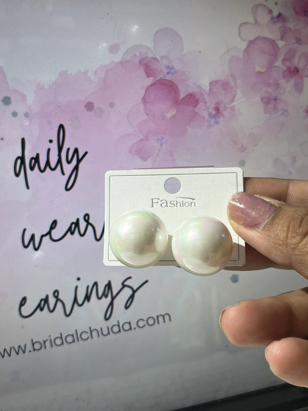 Bold Pearl stud - White