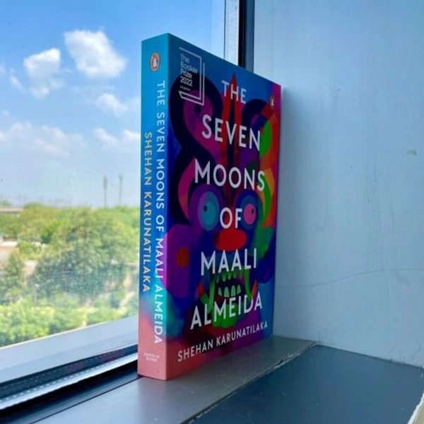 Seven Moons of Maali Almeida by Shehan Karunatilaka - Paperback, 20.3 x 25.4 x 4.7 cm