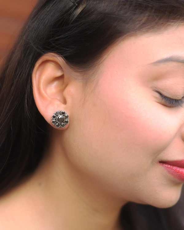 Classic Black studs