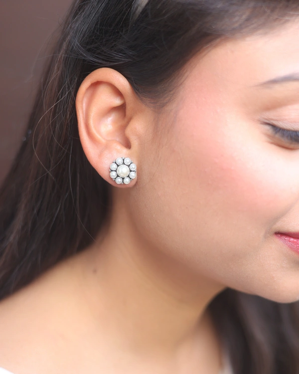 Classic Pearl studs