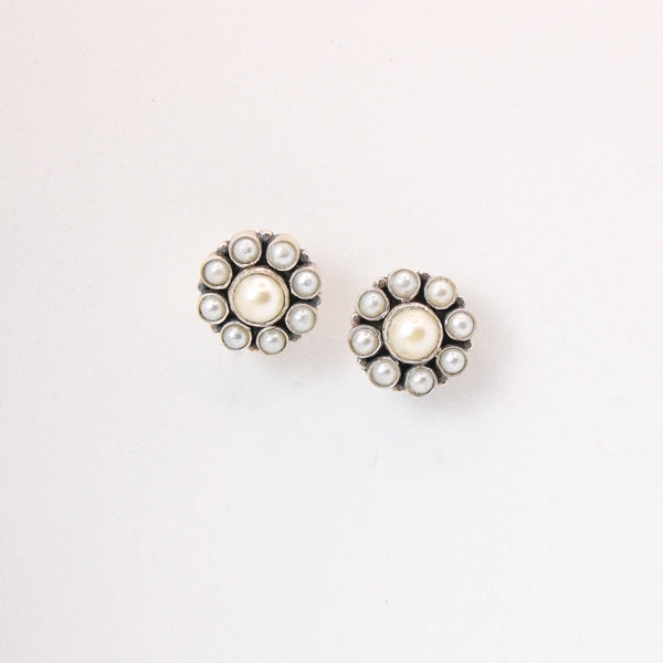 Classic Pearl studs