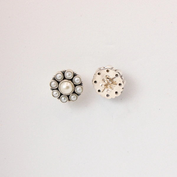Classic Pearl studs