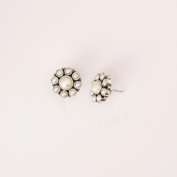 Classic Pearl studs