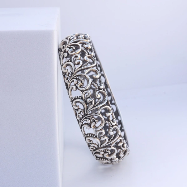 Bangle with jali work