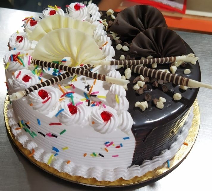 Vanilla Round Chocolate Birthday Cake, Packaging Size: 10*10, Weight: 1 kg  at Rs 500/kg in Banda