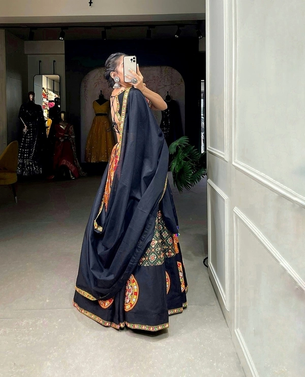 Antique Fashion 1 Gets in the spirit of Navratri by approach with this beyond gorgeous chaniya cholis.💃...