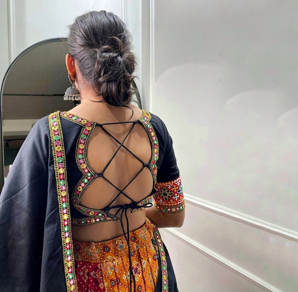 Antique Fashion 1 Gets in the spirit of Navratri by approach with this beyond gorgeous chaniya cholis.💃...