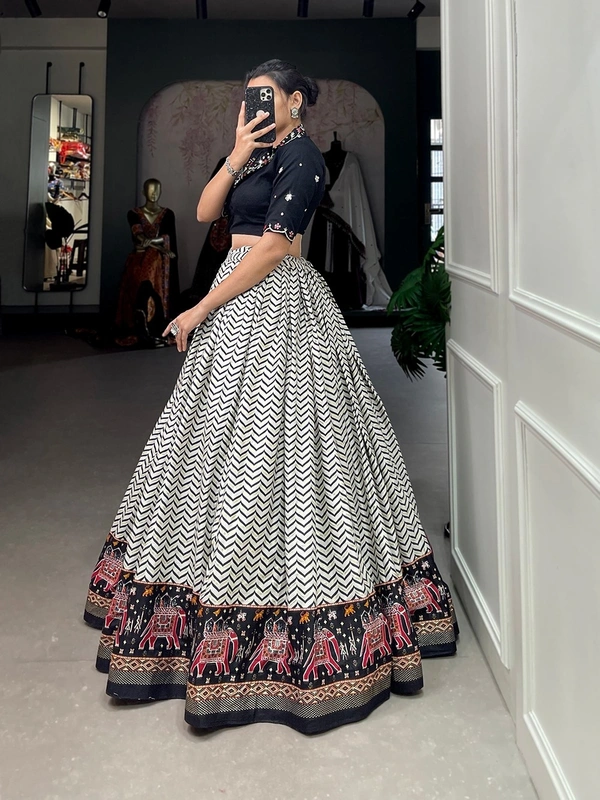 Antique Fashion 1 Add a delicate drama to your festive wardrobe with beautiful pieces that promise to elevate all your navratri plans