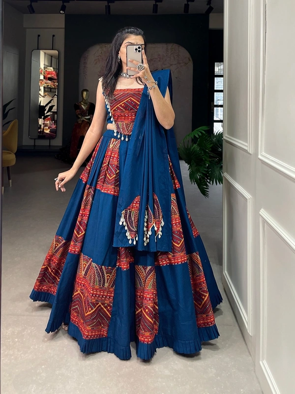 Antique Fashion 1 Add this phenomenal spirit of our navratri lehenga with printed design in your garba collection to make imperial impressions on garba night 💙