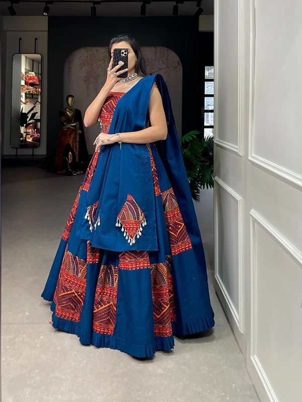 Antique Fashion 1 Add this phenomenal spirit of our navratri lehenga with printed design in your garba collection to make imperial impressions on garba night 💙