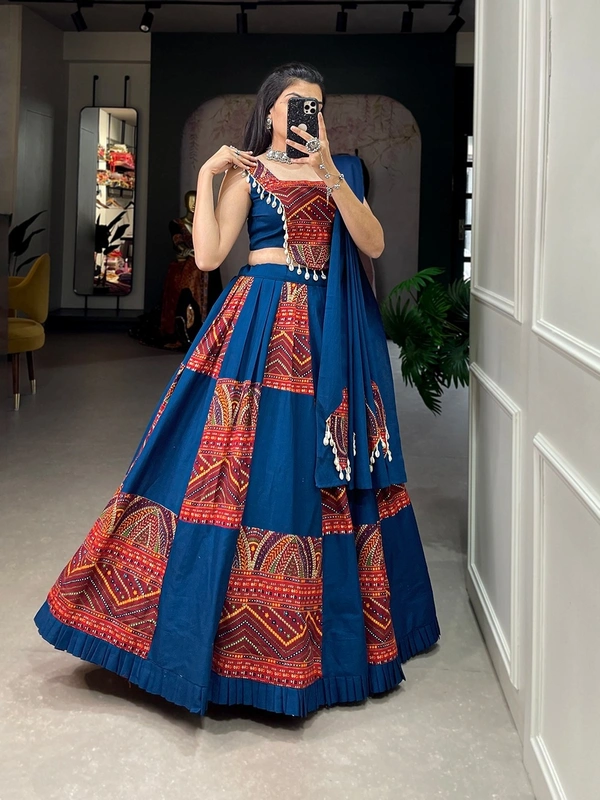 Antique Fashion 1 Add this phenomenal spirit of our navratri lehenga with printed design in your garba collection to make imperial impressions on garba night 💙