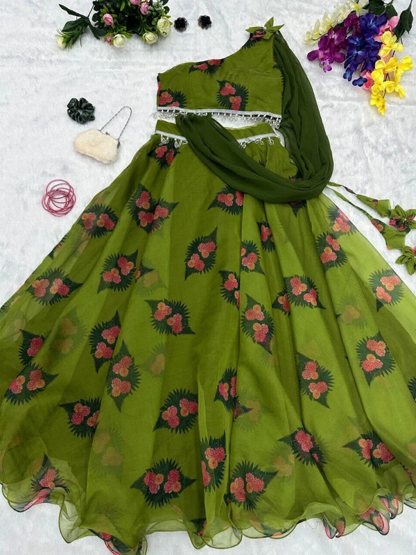 Antique Fashion  *lehnga* -  Pure Jimmy organza silk digital printed lehnga .  8mtr flair lehnga with canvas patta 🌸