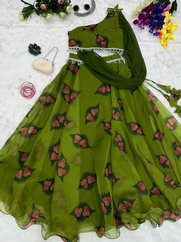Antique Fashion  *lehnga* -  Pure Jimmy organza silk digital printed lehnga .  8mtr flair lehnga with canvas patta 🌸