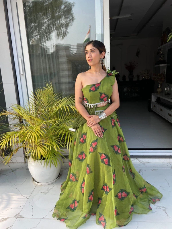Antique Fashion  *lehnga* -  Pure Jimmy organza silk digital printed lehnga .  8mtr flair lehnga with canvas patta 🌸