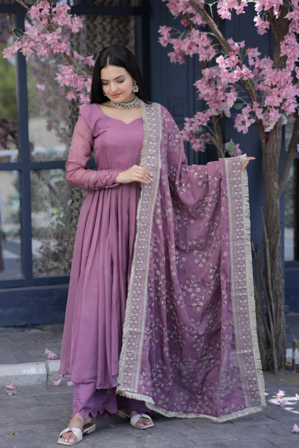 Antique Fashion 1  Be Center of Attractions with this Tebby Silk Top With Embroidered Dupatta Attached with Plazzo Select this with one blink and add in your wardrobe - onion, Xl (40)