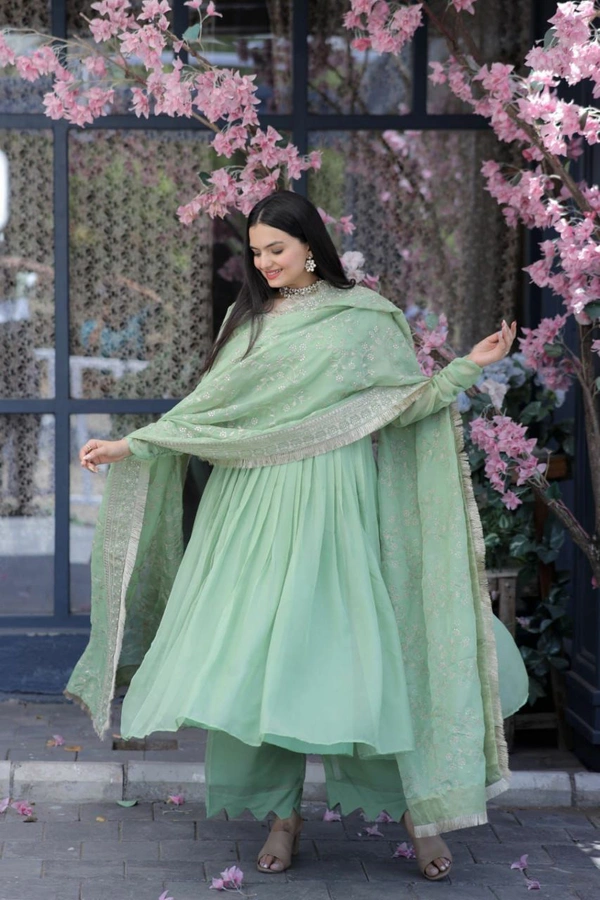 Antique Fashion 1  Be Center of Attractions with this Tebby Silk Top With Embroidered Dupatta Attached with Plazzo Select this with one blink and add in your wardrobe - pista, M (38)