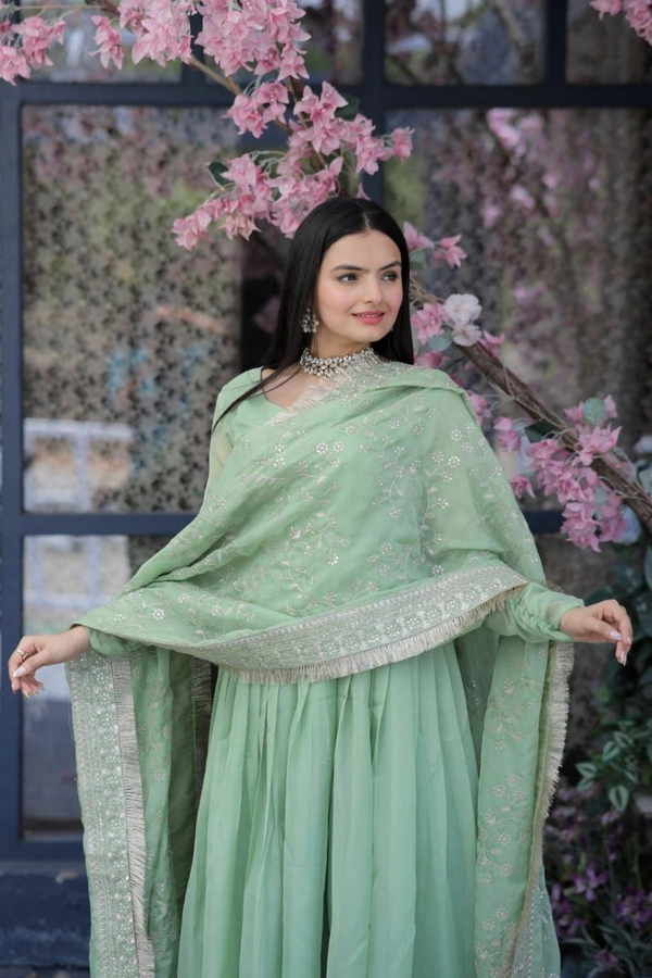 Antique Fashion 1  Be Center of Attractions with this Tebby Silk Top With Embroidered Dupatta Attached with Plazzo Select this with one blink and add in your wardrobe - pista, M (38)