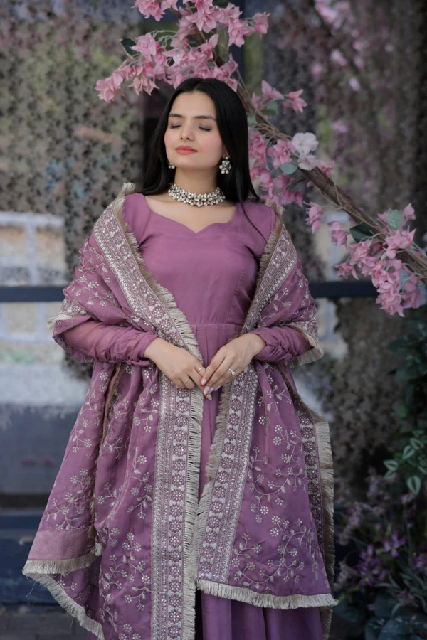 Antique Fashion 1  Be Center of Attractions with this Tebby Silk Top With Embroidered Dupatta Attached with Plazzo Select this with one blink and add in your wardrobe - onion, M (38)