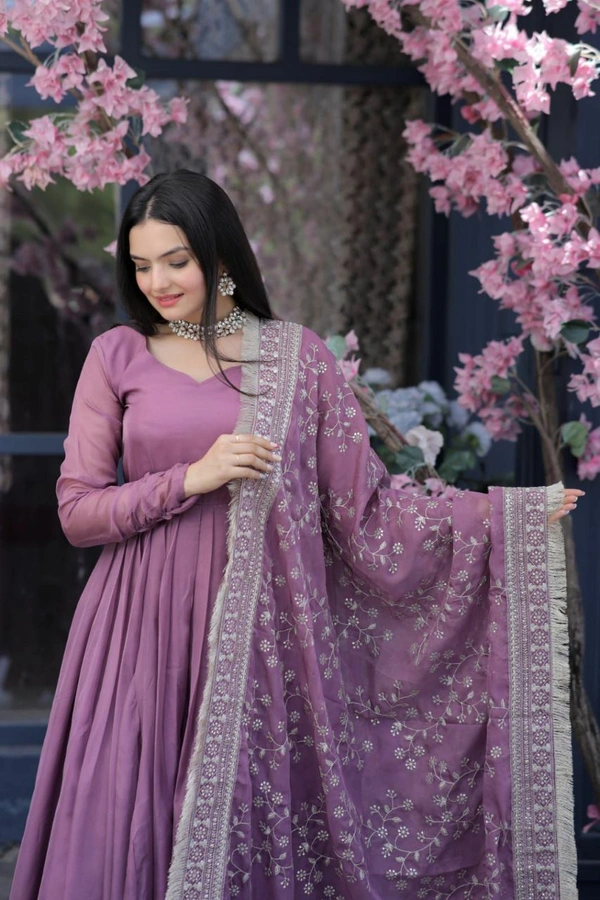 Antique Fashion 1  Be Center of Attractions with this Tebby Silk Top With Embroidered Dupatta Attached with Plazzo Select this with one blink and add in your wardrobe - onion, M (38)