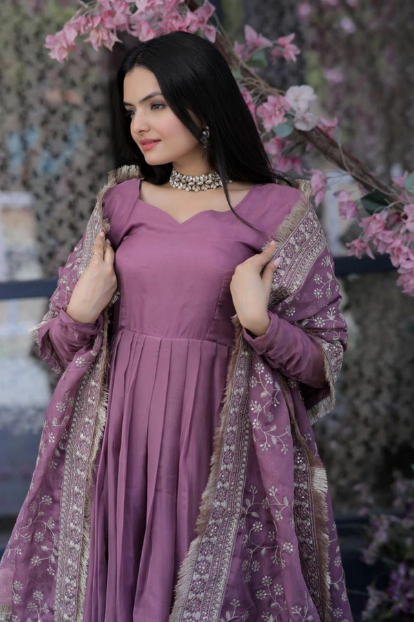 Antique Fashion 1  Be Center of Attractions with this Tebby Silk Top With Embroidered Dupatta Attached with Plazzo Select this with one blink and add in your wardrobe - onion, M (38)
