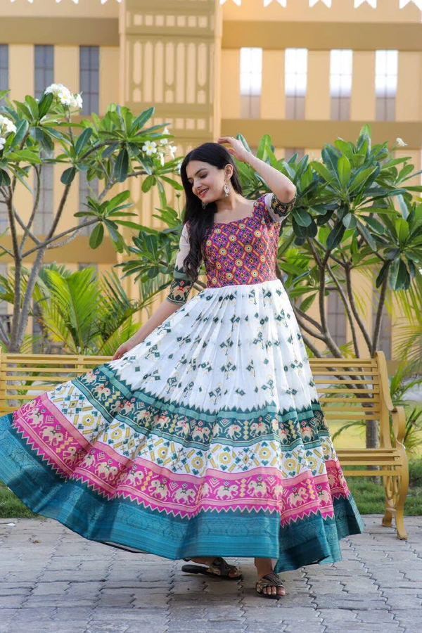 Antique Fashion   PREMIUM DESIGNER READYMADE GOWN COLLECTIONS  - L (40)