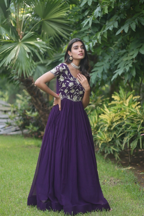 Antique Fashion   It’s Shows the newly updated trend It become aspirational for women to wear the best of gowns  - Xl (42), pink