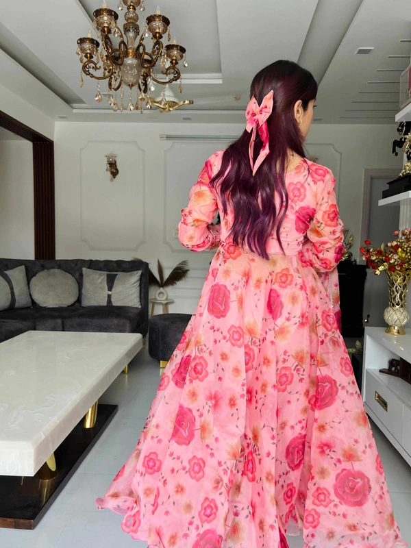 Antique Fashion  You gonna love elegance with Modern touch, Here we Presenting Exclusive Real shoot Design 🌸 - S (36)