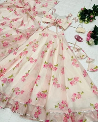 Antique Fashion 1 You gonna love elegance with Modern touch ,Here we Presenting Exclusive Real shoot Design 🌸