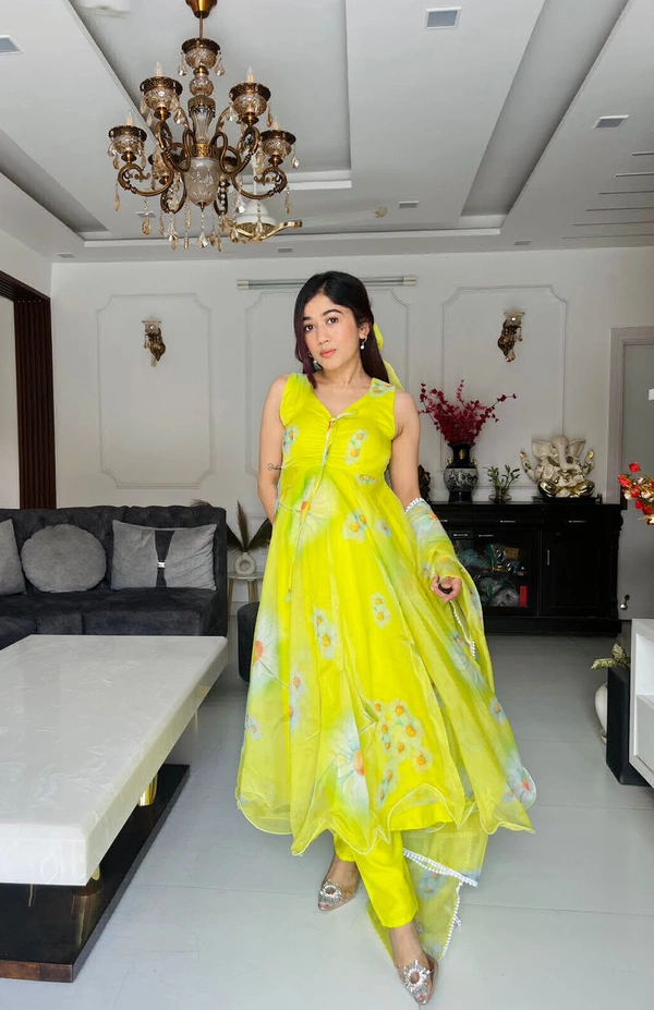 Antique Fashion  You gonna love elegance with Modern touch ,Here we Presenting Exclusive own modeling Real shoot Design 🌸 - S (36)