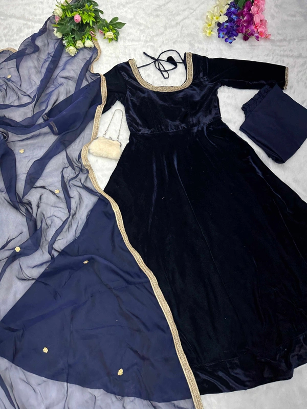 Antique Fashion 1 You gonna love elegance with Modern touch, Here we Presenting Exclusive velvet Design 🌸 - M (38)
