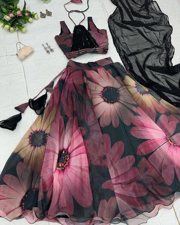 Antique Fashion  You gonna love elegance with Modern touch ,Here we Presenting Exclusive Real shoot Design 🌸