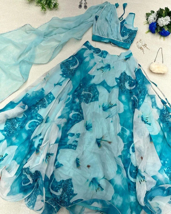 Antique Fashion  You gonna love elegance with Modern touch ,Here we Presenting Exclusive Real shoot Design 🌸