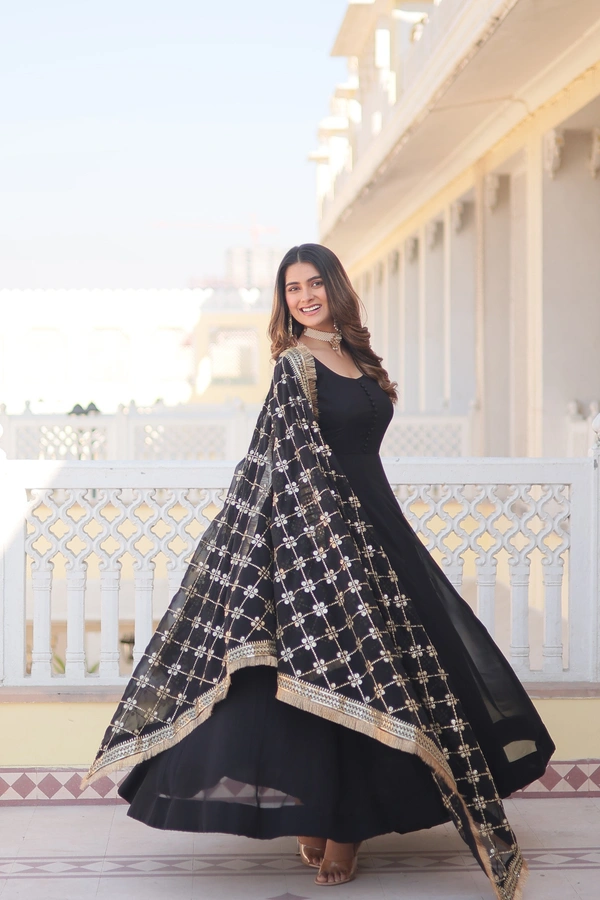 Antique Fashion 1 Faux Blooming Gown with Dupatta With Attractive Embroidered Sequins work with Lace Border.* - M (38), Black