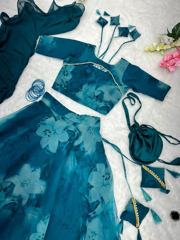 Antique Fashion  You gonna love elegance with Modern touch, Here we Presenting Exclusive Real shoot Design 🌸