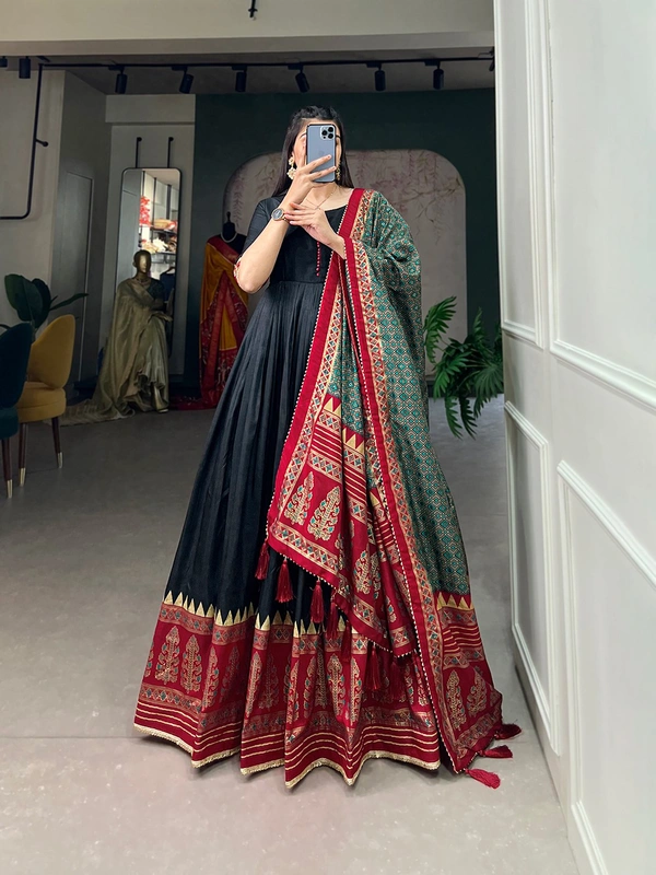 Antique Fashion  Ready to Wear Gown - green, M