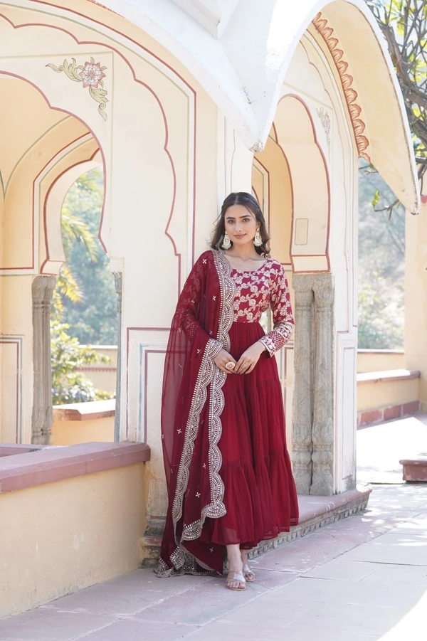 Antique Fashion 1 Faux Blooming gown with Viscose Dyable Jacquard With Sequins Embroidered Work Faux Blooming Dupatta it will enhance can combine the best parts of western and Indian wear into one stunning ensemble - maroon, L (40)