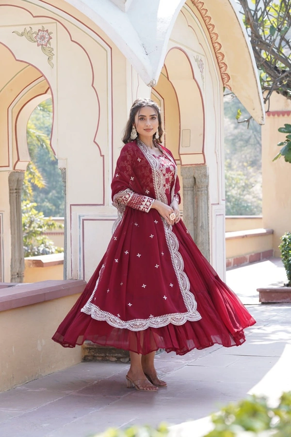Antique Fashion 1 Faux Blooming gown with Viscose Dyable Jacquard With Sequins Embroidered Work Faux Blooming Dupatta it will enhance can combine the best parts of western and Indian wear into one stunning ensemble - maroon, L (40)