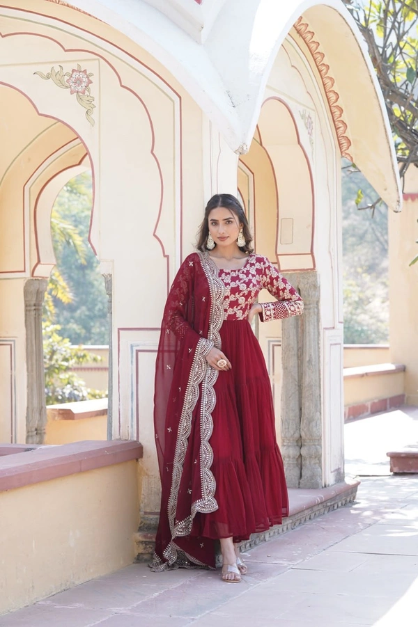 Antique Fashion 1 Faux Blooming gown with Viscose Dyable Jacquard With Sequins Embroidered Work Faux Blooming Dupatta it will enhance can combine the best parts of western and Indian wear into one stunning ensemble - maroon, L (40)