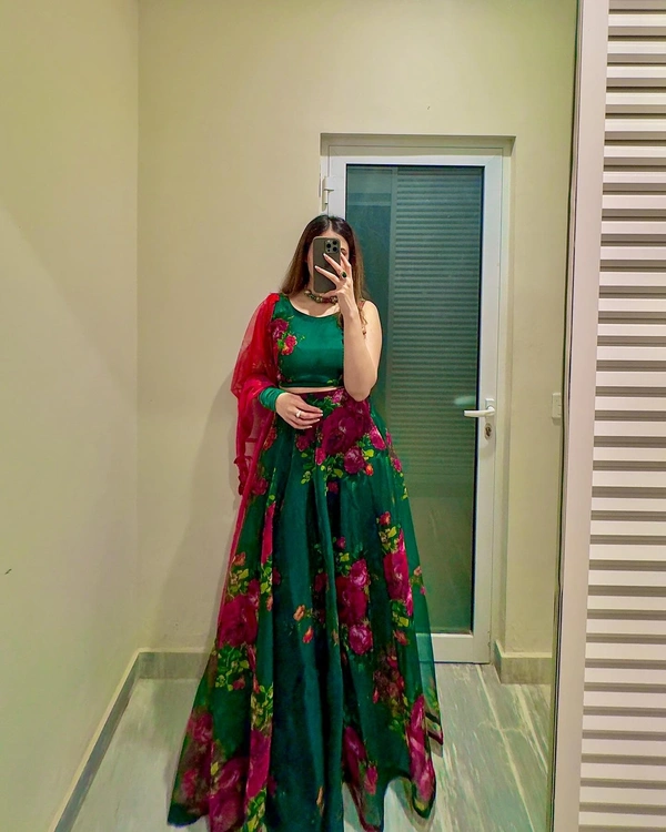 Antique Fashion 1 You gonna love elegance with Modern touch ,Here we Presenting Exclusive Real shoot Design 🌸